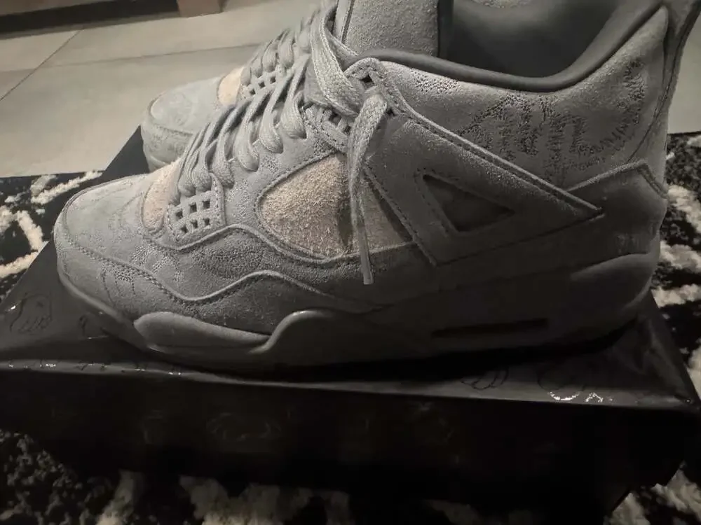 Jordan x KAWS Air Jordan 4 Retro Cool Grey (930155-003) size 10